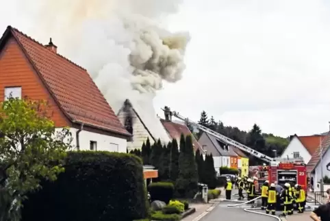 Brand in Steinborn: Die Feuerwehren der Verbandsgemeinde Eisenberg waren gestern Abend im Einsatz.