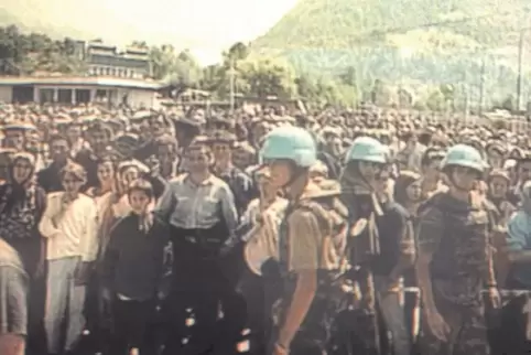 Das niederländische Fernsehen zeigte 1995 Bilder von der niederländischen Basis in Potocari, wohin sich Hunderte muslimische Bos