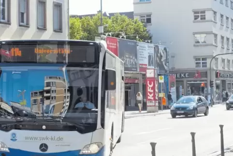Verkehren derzeit durch die Fruchthallstraße: die Busse der Stadtwerke.