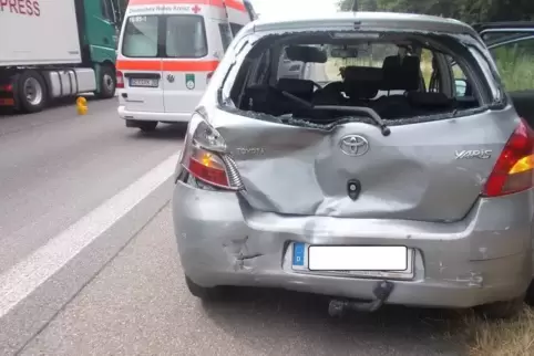 Leicht verletzt wurde die Fahrerin dieses Autos.  Foto: POLIZEI 