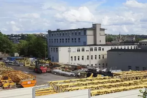 Das Terex-Verwaltungsgebäude (großes Gebäude hinten) ist bereits fast vollständig geräumt und wird verkauft. Foto: moschel 