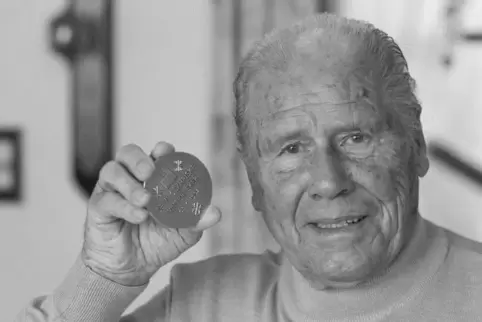 Paul Falk mit seiner Goldmedaille von 1952 in Oslo. Foto:: VIEW
