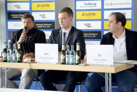 Bei der FKP-Pressekonferenz am Mittwochnachmittag: (von links) Präsident Karsten Volberg, Anwalt Christopher Bold und Präsident 