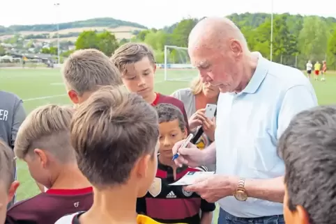 Große Autogrammjagd: Horst Eckel, Weltmeister von 1954 und Teammanager der Lotto Elf, war schnell von jungen Spielern umringt.