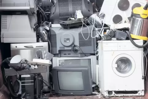 Der Elektroschrott stapelt sich in der Sammelstelle bei der Firma Preis in Konken.