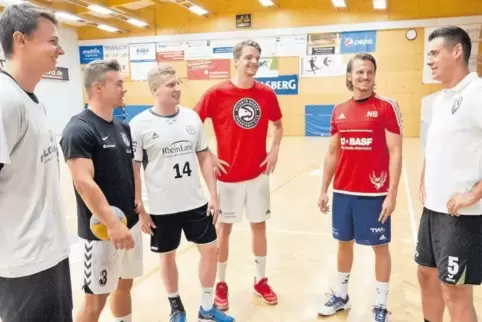 Gut aufgelegt vor dem ersten Training sind die Neuen beim TuS: (von links) Henning Huber, Robin von Lauppert, Tim Hottgenroth, C