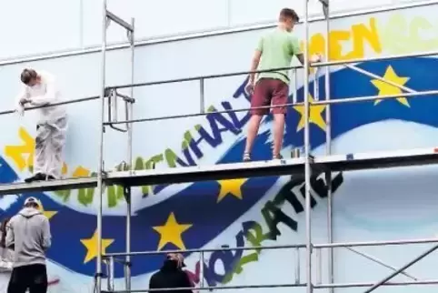 Schüler der Landauer Kars besprühen ihre Turnhalle mit einem Europa-Graffito.