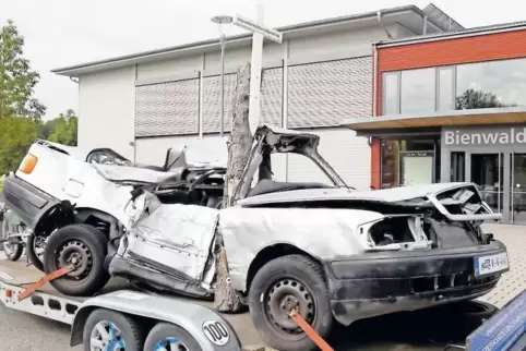 Ein Unfallwagen zeigt drastisch, wie eine Fahrt enden kann.