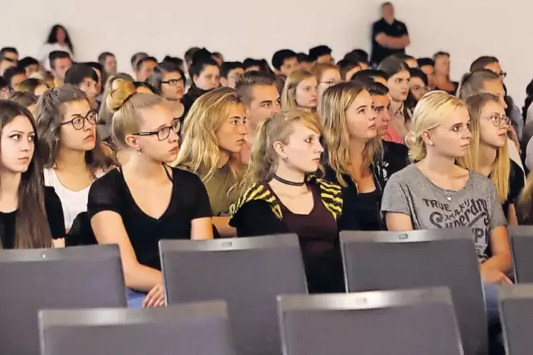 Bei den Schilderungen der Einsatzkr&auml;fte herrscht Stille in der Halle.