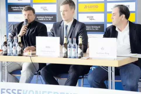 Anwalt Christopher Bold (Bildmitte), eingerahmt von den FKP-Präsidenten Karsten Volberg (links) und Andreas Ring, verkündet das 