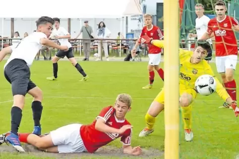 Bastian Schroeter (links) trifft zum 1:0 für Phönix Schifferstadt. Römerbergs Torwart Yildirim Wotan und Jeremy Hennig (rot) sin
