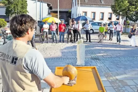 Hat die Bietenden im Blick: Auktionator Holger Grimm.
