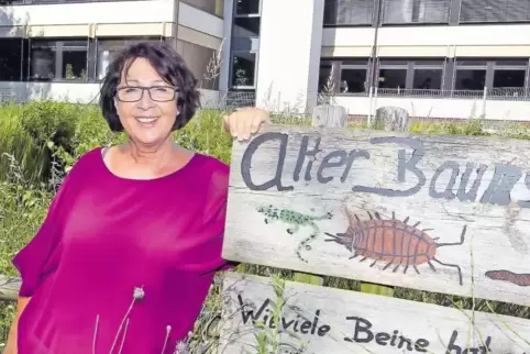 Naturverbunden: Claudia Berger vor ihrer Schule in Dudenhofen.