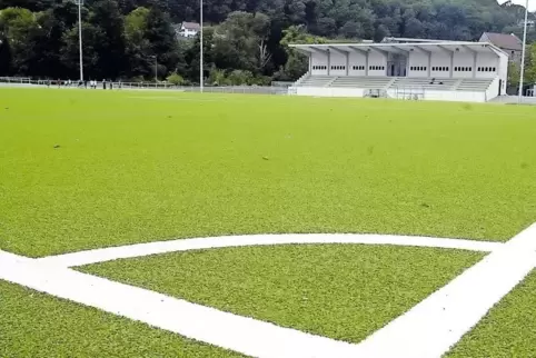 Auf der Tribüne im Stadion finden rund 450 Zuschauer Platz. Ansonsten müssen die Hockeyfans hinter den Toren stehen. Die Tartanb