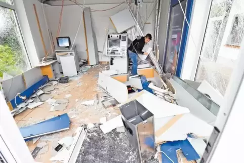 Die SB-Filiale der Deutschen Bank in Rodgau-Nieder-Roden im hessischen Kreis Offenbach ist gestern durch die Sprengung eines Gel