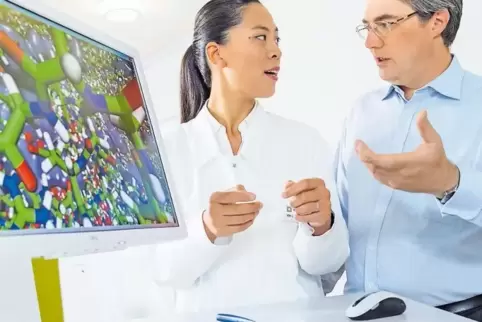 BASF-Forscher diskutieren Ergebnisse einer Computersimulation. Damit kann der Versuchsaufwand im Labor verringert werden.