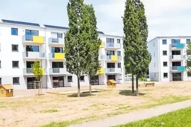 Ab 1. Juli gelten die Mietverträge für die Wohnungen in Ebernburgstraße (oben, Mundenheim) und Ostpreußenstraße (Gartenstadt).