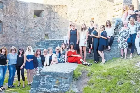 Gruppenbild mit Damen: Mehr als die Hälfte der 40 Kuselinen war am Mittwochabend zu der Jubiläumsfeier auf Burg Lichtenberg geko
