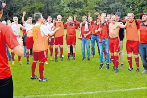 Nach dem 2:0-Erfolg gegen Böhl wurde das Diedesfelder Fußball-Team zum Chor und stimmte einen Jubelgesang an.