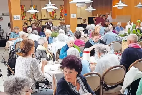Nach dem Gottesdienst gab’s Kaffee und Kuchen im Speisesaal des Bildungszentrums.