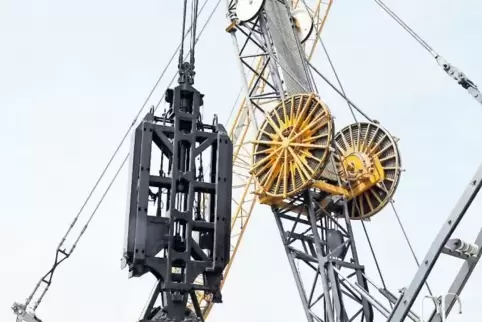 Mächtig: Der Schlitzwandgreifer bohrt sich rund 30 Meter tief in die Erde und gräbt bis zum April 2018 rund 15.000 Kubikmeter Mü