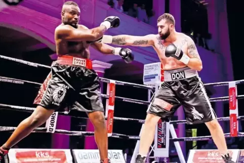 Harter Fight in der Kaiserslauterer Fruchthalle: Dennis Don Kiy (rechts) musste gegen Andre Bunga über zehn Runden gehen. Die Ka