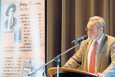 Paul Engel stellte im Veranstaltungsraum der Kreissparkasse Kusel sein Büchlein über Georg Drumm vor.