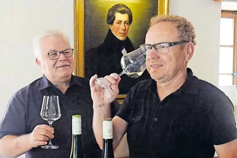 Teilen sich seit fast 20 Jahren die Verantwortung im Deidesheimer Weingut Bassermann-Jordan: Gunther Hauck (links), der Kaufmann