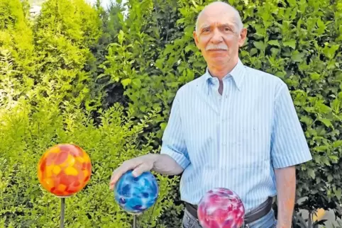 Seinen Garten schätzt Eugen Kuß sehr. Den dekoriert er gern, mit Rosenkugeln zum Beispiel.