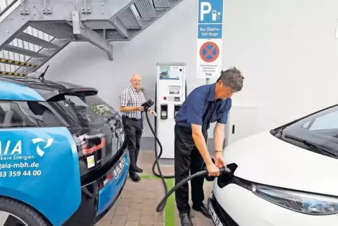 Tankten gestern kostenlos Strom am Rathaus: Matthias Leonhardt (links) mit einem BMWi3 und Bernd Ziegler mit seinem Renault Zoe.