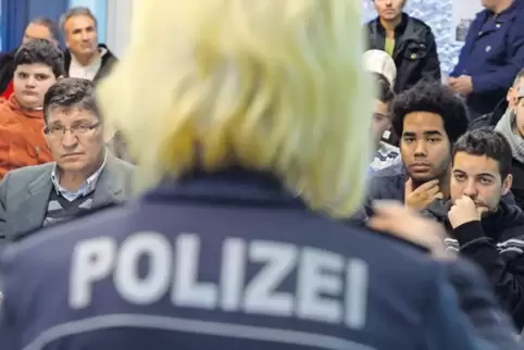 Neue Zielgruppen: Eine Polizeibeamtin informiert in einer hessischen Moschee über den Beruf.