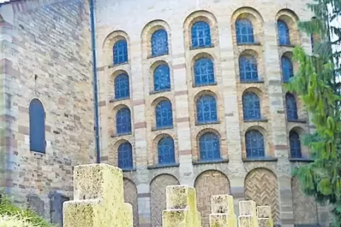 Der Speyerer Domkapitelsfriedhof grenzt an die Friedenskirche St. Bernhard.