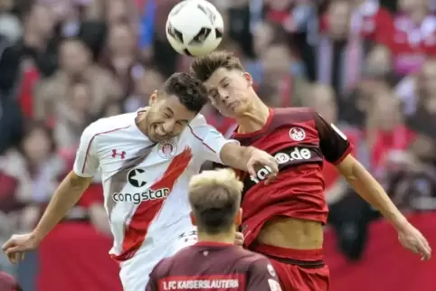 Darf den 1. FC Kaiserslautern jetzt nicht verlassen: Abwehrspieler Robin Koch (rechts). Foto: 