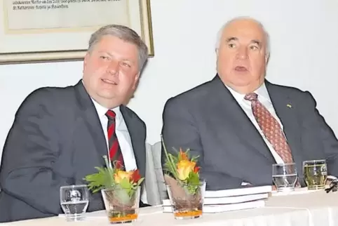 Theo Schwarzmüller bei der Vorstellung seines Buches „Hauenstein gegen Hitler“ in Hauenstein 2007. Helmut Kohl hielt eine Rede.