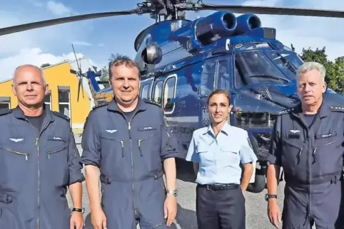 Fliegen Kohls Sarg heute sicher von Straßburg nach Ruchheim (von links): Rüdiger Baden, Thomas Helbig, Fiona Roloff, Peter Wetzl