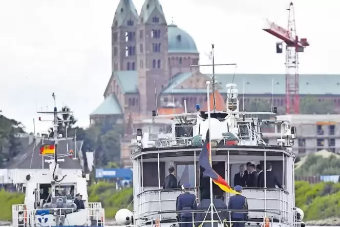 Der Sarg Helmut Kohls erreicht in Begleitung des engsten Kreises Speyer. Die »MS Mainz« wird eskortiert von zwei Schiffen der Wa