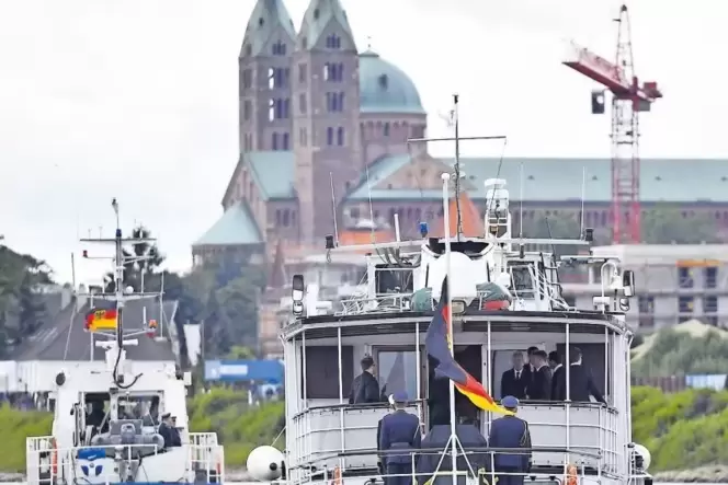 Der Sarg Helmut Kohls erreicht in Begleitung des engsten Kreises Speyer. Die »MS Mainz« wird eskortiert von zwei Schiffen der Wa Der Sarg Helmut Kohls erreicht in Begleitung des engsten Kreises Speyer. Die »MS Mainz« wird eskortiert von zwei Schiffen der Wa