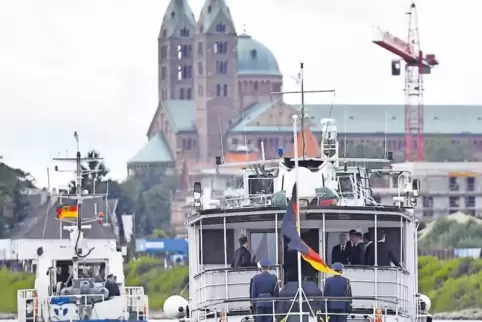 Der Sarg Helmut Kohls erreicht in Begleitung des engsten Kreises Speyer. Die „MS Mainz“ wird eskortiert von zwei Schiffen der Wa
