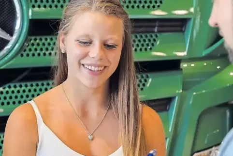 Daimler-Azubi Alisa Fischer, freut sich, dass es geklappt hat.