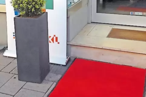 In diesem Stil wird Kunden in der Kaiserslauterer Innenstadt künftig der rote Teppich ausgerollt.