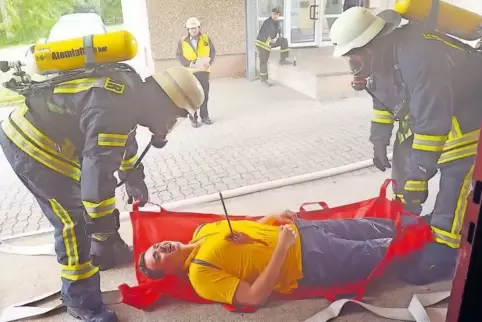 Ein Unglück in einem Metallbaubetrieb forderte mehrere Verletzte: ein Übungsszenario in Kleinsteinhausen.