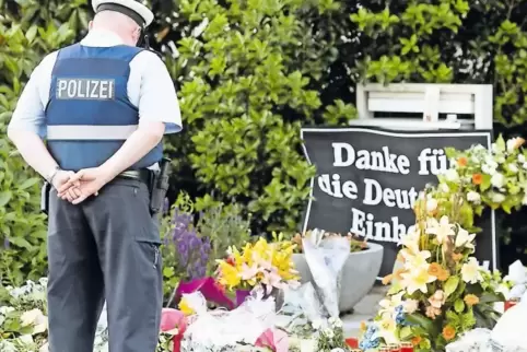 Arbeit und Anteilnahme: ein Polizist am Kanzlerbungalow in der Marbacher Straße in Ludwigshafen.