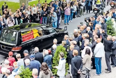 Kurz vor 15 Uhr erreicht der von Motorrädern angeführte Konvoi den Ludwigsplatz. Nach etwa einer Minute hat der Leichenwagen den