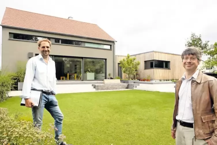 Dirk Lampe (links) hat das Haus mit der Nummer 18 im Wohngebiet „Zwischen den Bächen“ in Herxheim entworfen. Till Binder hat die