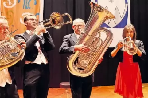 Die „Klassik im Park“ mit „Harmonic Brass“ fand der Witterung wegen im Saal, in der Herxheimer Festhalle, statt.