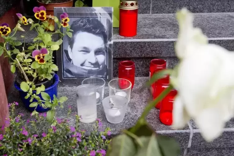 An der Stelle in Kaiserslautern, an der Martin Gaschk zusammengeschlagen wurde, erinnert bis heute ein Bild mit Blumen und Kerze