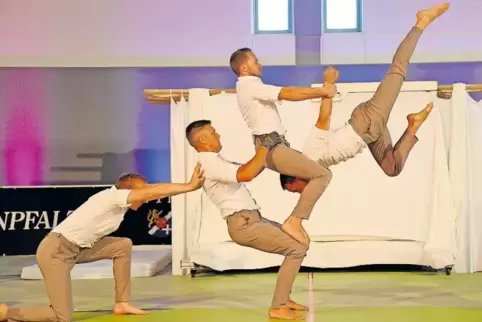 Die vielfach preisgekrönten Blues Brothers des TV Ludwigshafen/Bodensee vereinen in „Quantum Crescendo“ Akrobatik, Barrenturnen 