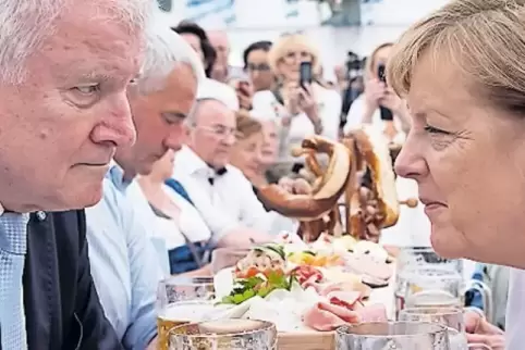 Nach dem Zerwürfnis über den richtigen Umgang mit Flüchtlingen ist man sich jüngst wieder näher gekommen: Kanzlerin Merkel und C
