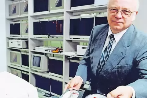 Siegfried Hahnemann mit Dokumentationen auf CD an seinem ehemaligen Arbeitsplatz in der BASF.