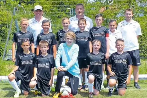 Die sehr torhungrige E1-Jugend des JFV Zweibrücken (hinten von links): die Trainer Denis Jung, Stefan Schäfer und Dennis Hirth s